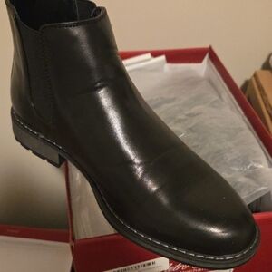 Sleek Black Men's Chelsea Boots